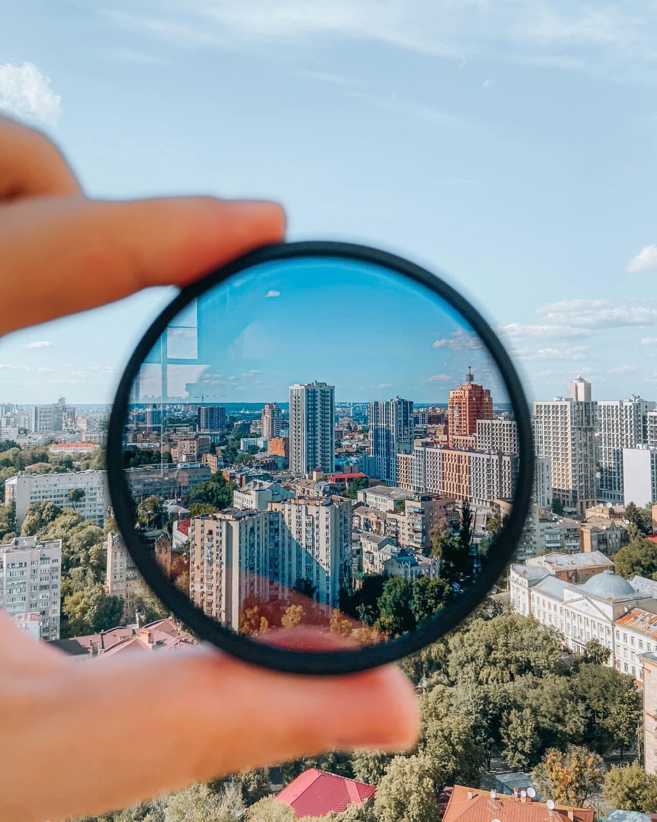 Blick auf eine Stadt durch einen Filter – Symbol für Klarheit, Perspektivenwechsel und bewusste Wahrnehmung.